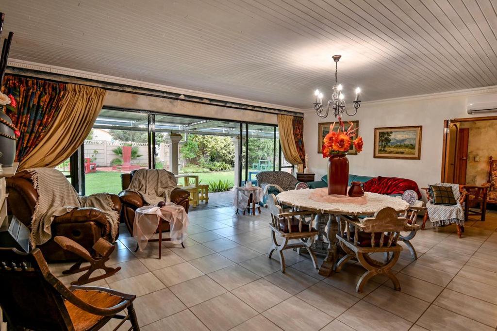 Iszis Guest House บลูมฟอนเทน ภายนอก รูปภาพ