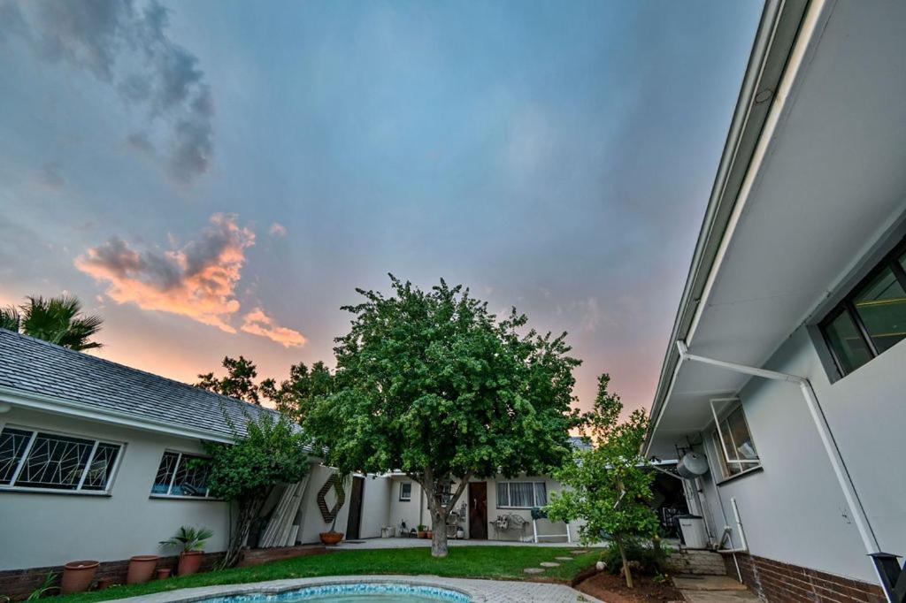 Iszis Guest House บลูมฟอนเทน ภายนอก รูปภาพ