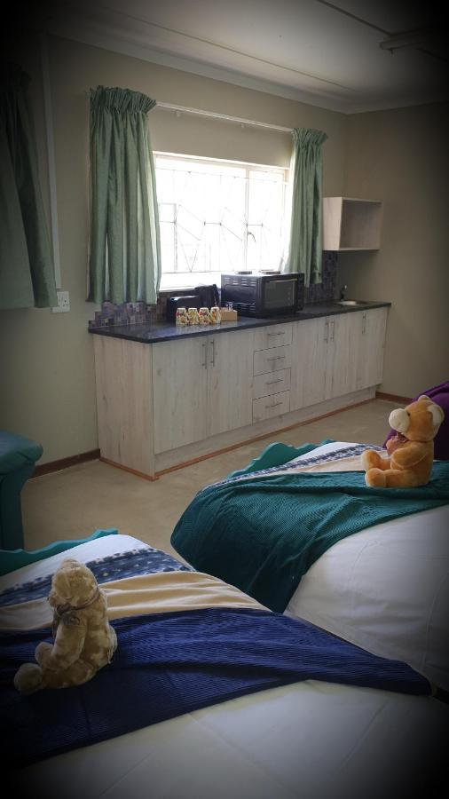 Iszis Guest House บลูมฟอนเทน ภายนอก รูปภาพ